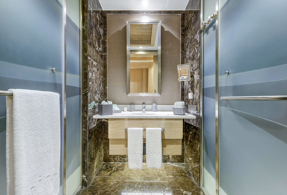 EDIT Regnumcarya Jadejuniorroom Bathroom 03.Jpg