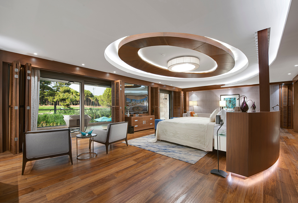 EDIT Regnumcarya Crownvilla Room1 Bedroom 01.Jpg